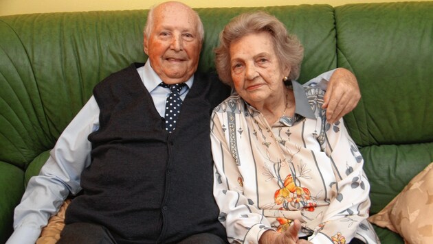 Elisabeth (95)und Walter Pledl (100) feiern die Kronjuwelen-Hochzeit. (Bild: Jauschowetz Christian)