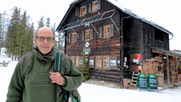 Hüttenwirt Mario Fischer vor der E.T. Compton Hütte, die er erstmals auch im Winter durchgehend geöffnet hat. (Bild: Wallner Hannes/Kronenzeitung)