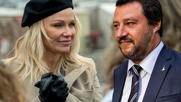 Innenminister Matteo Salvini reagiert gelassen auf die Kritik von der ehemaligen „Baywatch“-Badenixe Pamela Anderson. (Bild: AFP, krone.at-Grafik)