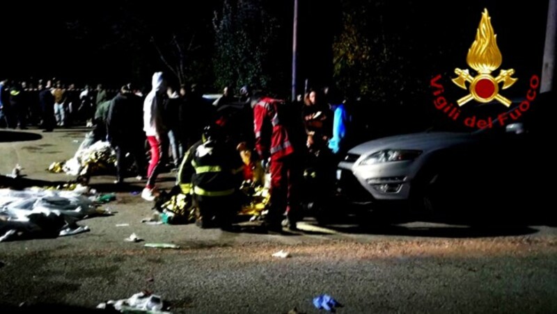 Sechs Menschen starben, 100 wurden verletzt, als die meist Jugendlichen in der Disco zum einzig offenen Ausgang drängten. (Bild: AFP)