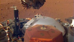 Auf diesem Selfie von „InSight“ sind einige der wissenschaftlichen Instrumente - darunter das rötliche Seismometer am unteren Bildrand - des Landers zu sehen. (Bild: NASA/JPL-Caltech)