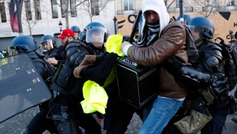 Die ersten körperlichen Auseinandersetzungen zwischen Polizei und „Gelbwesten“ gab es bereits. (Bild: AP)