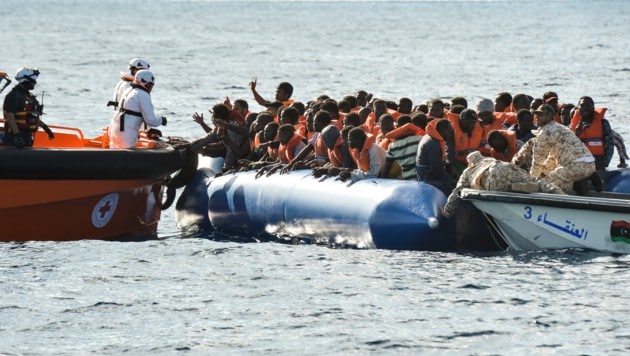Boot mit Migranten im MIttelmeer (Archivbild) (Bild: AFP)