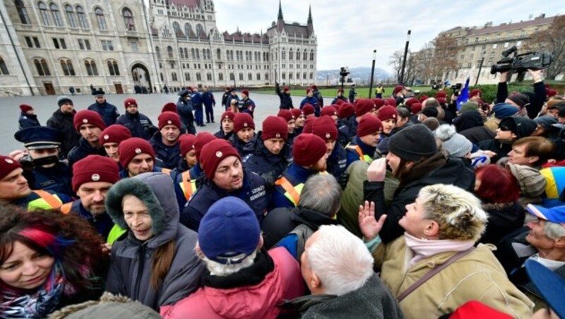 Ein massives Aufgebot an Polizei drängt Demonstranten vor dem Parlament in Budapest zurück. (Bild: AP)