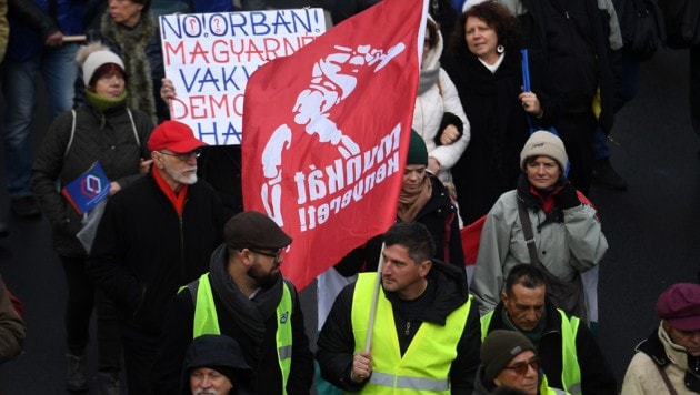 Proteststimmung in vielen Ländern Europas: Nun gehen auch in Ungarn Arbeitnehmer auf die Straße. (Bild: APA/AFP/ATTILA KISBENEDEK)
