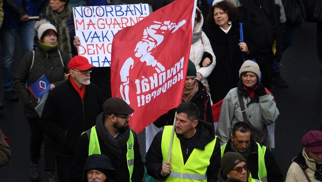 Proteststimmung in vielen Ländern Europas: Nun gehen auch in Ungarn Arbeitnehmer auf die Straße. (Bild: APA/AFP/ATTILA KISBENEDEK)