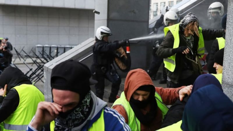 Radikale Demonstranten beim Versuch, das EU-Parlament zu stürmen (Bild: AP)