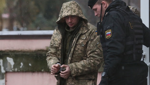 Einer der 24 inhaftierten ukrainischen Matrosen (Bild: APA/AFP/STR)