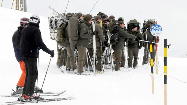 Soldaten des Bundesheeres im Lawinen-Einsatz (Bild: APA/ZOOM-Tirol)