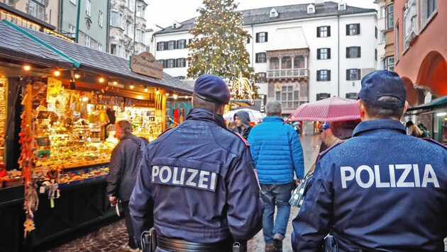 Zur Weihnachtszeit erhöht die Polizei ihre Streifentätigkeit - vor allem auf Christkindlmärkten. Unterstützung gibt’s dabei von italienischen Kollegen . (Bild: Christof Birbaumer)