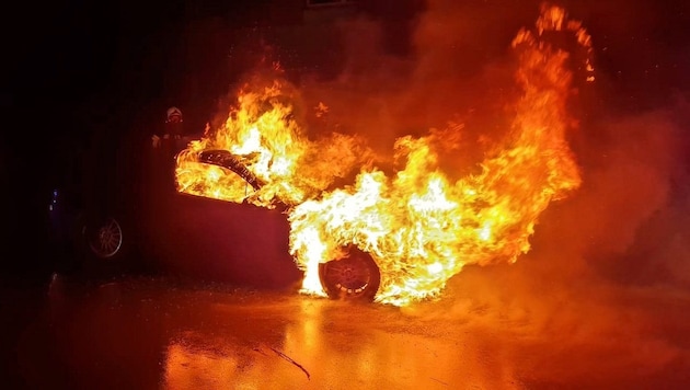 Burning electric cars: always an explosive topic (Bild: FF Traun)
