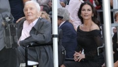 Catherine Zeta-Jones und ihr Schwiegervater Kirk Douglas im November 2011 bei der Verleihung eines Sterns am Hollywood Walk of Fame an Sohn und Ehemann Michael Douglas (Bild: www.PPS.at)