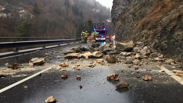 Bei Fliess ist die Straße nach einem Felssturz gesperrt. (Bild: zoom.tirol)