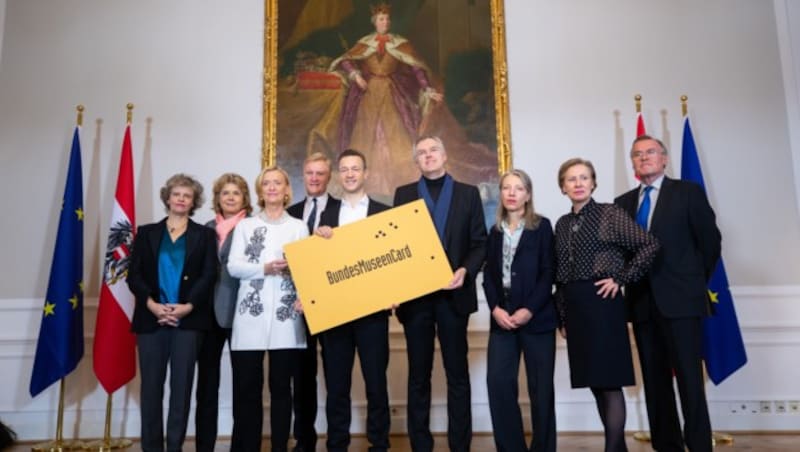 v.l.n.r.: Gruppenfoto mit Sabine Haag (KHM-Museumsverband), Gabriele Zuna-Kratky (Technisches Museum Wien), Johanna Rachinger (Österreichische Nationalbibliothek), Klaus Albrecht Schröder (Albertina), BM Gernot Blümel (ÖVP), Christoph Thun-Hohenstein (MAK), Stella Rollig (Belvedere), Karola Kraus (mumok) und Herbert Kritscher (Naturhistorisches Museum Wien) (Bild: APA/GEORG HOCHMUTH)