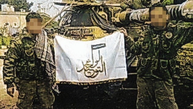Pose mit der Flagge der Liwa-Al-Tawhid-Terrororganisation (Bild: zVg)