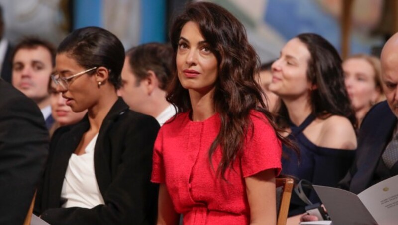 Anwältin Amal Clooney, Ehefrau von Hollywoodstar George Clooney hat Nadia Murad zur Nobelpreisverleihung begleitet. Auch ihr stehen die Tränen in den Augen. (Bild: AFP)