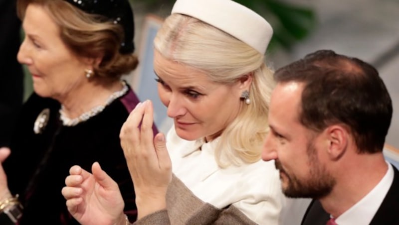 Kronprinzessin Mette-Marit kämpft bei der Verleihung des Friedensnobelpreises in Oslo mit den Tränen. (Bild: AP)