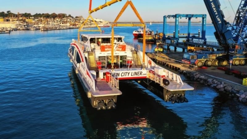 Alles lief glatt, der neue Twin City Liner wurde aufs Wasser gehoben und blieb auch brav auf der Oberfläche. (Bild: Jake Sugden)