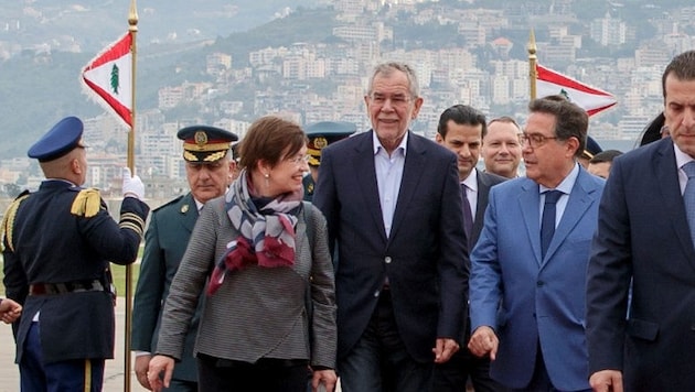 Bundespräsident Alexander Van der Bellen und Doris Schmidauer bei der Ankunft am Flughafen in Beirut (Bild: APA/BUNDESHEER/PETER LECHNER)