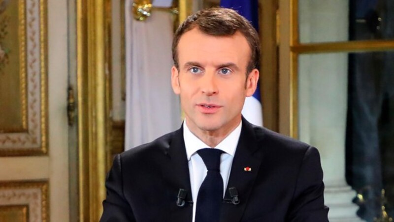 Macron bat auch um Entschuldigung dafür, dass er mit einigen Äußerungen manche Menschen „verletzt“ habe. (Bild: AP)