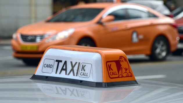 Auch in der südkoreanischen Hauptstadt Seoul sind Fahrdienstvermittler wie Uber für etablierte Taxiunternehmen ein großes Problem. (Bild: APA/AFP/JUNG Yeon-Je)