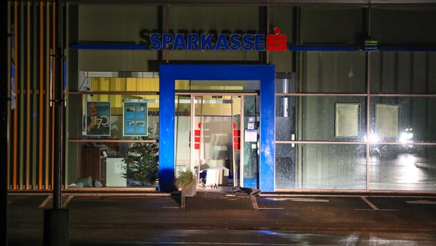 Der Bankomat aus dem Foyer der Sparkasse in Buchkirchen konnte gestohlen werden. (Bild: laumat.at/Matthias Lauber)