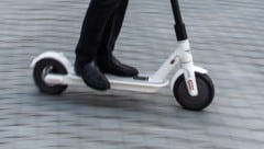 Der Scooter-Fahrer ignorierte ein Rotlicht (Symbolbild) (Bild: APA/dpa/Nicolas Armer)