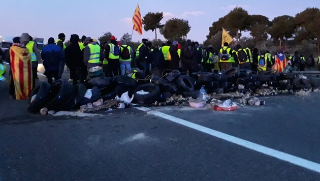 Etwa 200 Separatisten blockierten am Wochenende die Autobahn AP-7 südlich von Tarragona. (Bild: twitter.com)