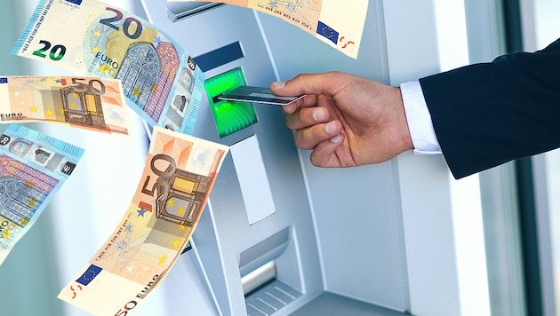 Das politische Sommerloch erreicht NÖ: Die SPÖ fordert Bankomaten in jeder Gemeinde. Wo ein Geldautomat fehlt, solle die Landesbank einspringen. Die ÖVP weist dies brüsk zurück. (Bild: stock.adobe.com, krone.at-Grafik)
