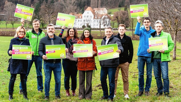 Grüner Protest gegen Verkauf von Freifläche bei Alt-Grottenhof. (Bild: © Philipp Podesser)