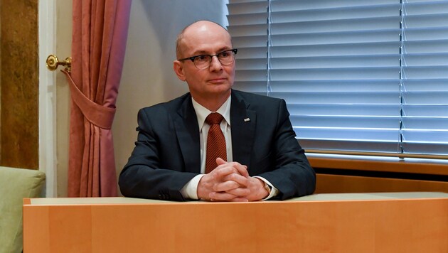 Friedrich Pammer, Direktor des OÖ Landesrechnungshofes, an seinem temporären Arbeitsplatz bei Landtagssitzungen. (Bild: © Harald Dostal / 2018)