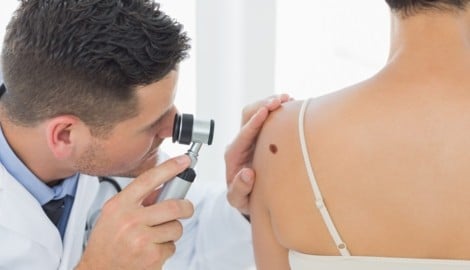 Langes Warten statt rascher Abklärung. Vor allem bei Hautärzten sind Termine Mangelware.