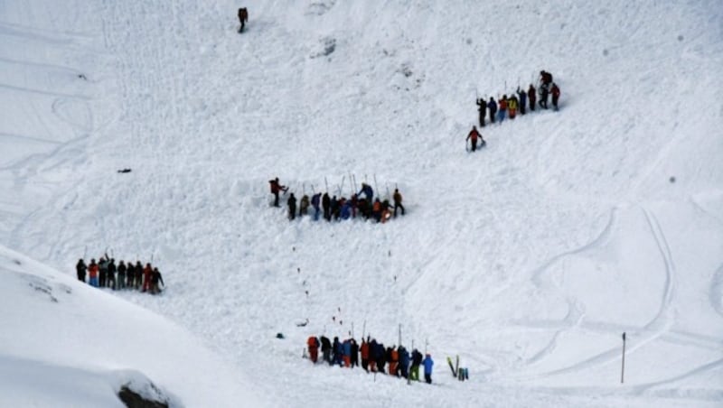 Rettungseinsatz nach einer Lawine im Zillertal (Bild: Zoom.Tirol)