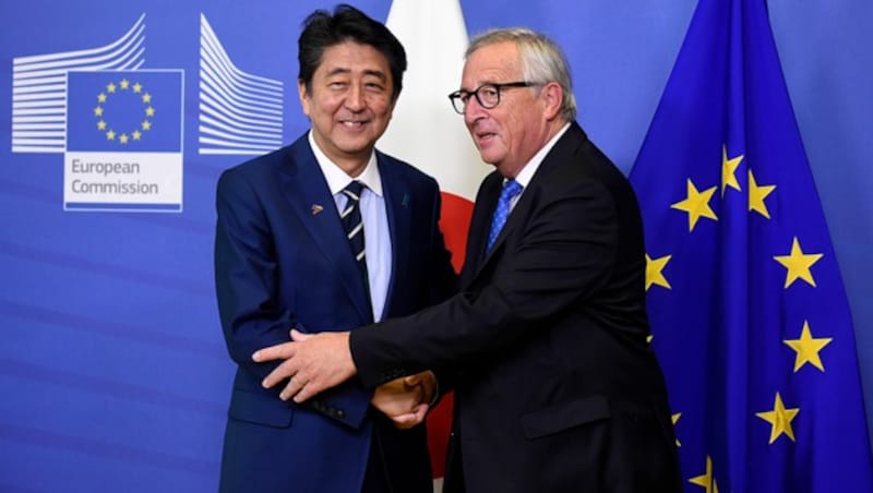 Japans Ministerpräsident Shinzo Abe und EU-Kommissionschef Jean-Claude Juncker zeigten sich in Brüssel über JEFTA erfreut. (Bild: AFP )