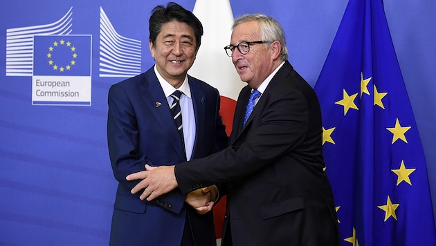 Japans Ministerpräsident Shinzo Abe und EU-Kommissionschef Jean-Claude Juncker zeigten sich in Brüssel über JEFTA erfreut. (Bild: AFP )