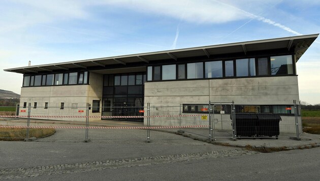 Stein des Anstoßes: Das mittlerweile geräumte Asylquartier in Drasenhofen (Bild: APA/Helmut Fohringer)