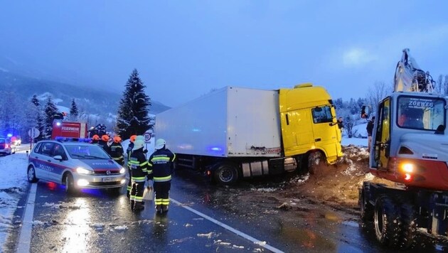 Immer wieder sind Lkw in schwere Unfälle verwickelt. Hier ein Bild vom vergangenen Montag nahe Tipschern. (Bild: BFV Liezen / Schlüßlmayr)
