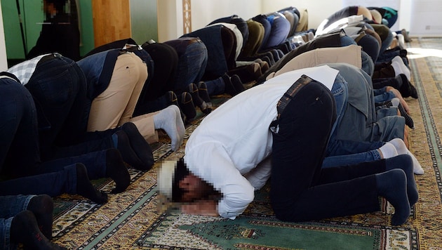 A rather inconspicuous basement location is said to have degenerated into a terror hotspot - now the scandalous mosque is facing closure. (Bild: APA/dpa/Maurizio Gambarini (Symbolbild), Krone KREATIV)