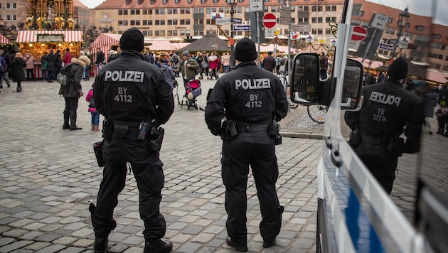 Polizisten auf dem Nürnberger Weihnachtsmarkt (Bild: AFP)