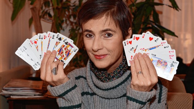 Mercedes Echerer im Wiener Cafe Prückel beim Canasta-Spiel - am 18. und 22. Dezember gastiert sie mit „Rumänisches Roulette“ im Theater Akzent. (Bild: Zwefo)