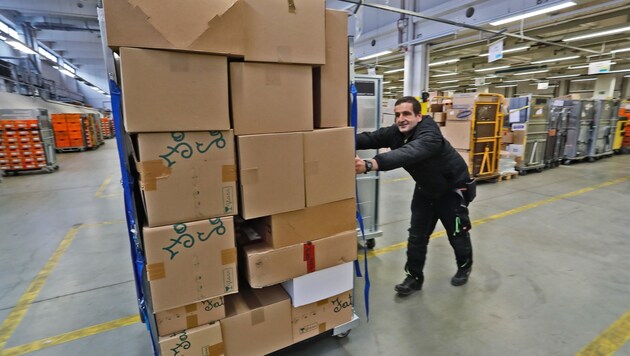 Kräftig anpacken heißt es in der Vorweihnachtszeit für die Mitarbeiter des Haller Post-Logistikzentrums. Bei diesen Paket-Türmen kann man schon einmal ins Schwitzen kommen. (Bild: Birbaumer Christof)