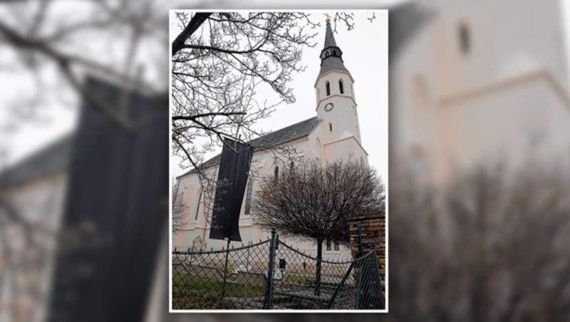 Eine schwarze Flagge wurde vor der Kirche im Ort gehisst. (Bild: Klemens Groh, krone.at-Grafik)