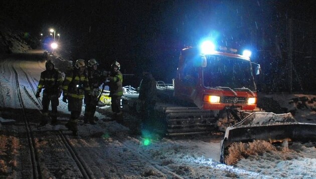 Mit einer Pistenraupe wurde ein Teil der Feuerwehrmänner zur Alm gebracht. (Bild: FF Bad Gastein)
