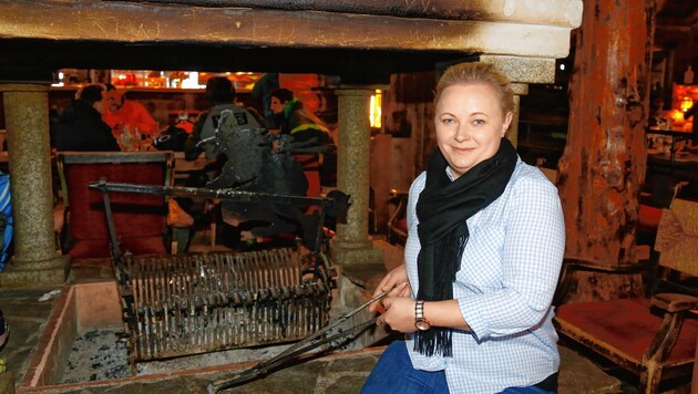 Chefin Anastasia Kazancev vor dem offenen Kamin. Sie ist erleichtert, dass niemand zu Schaden kam. (Bild: GERHARD SCHIEL)