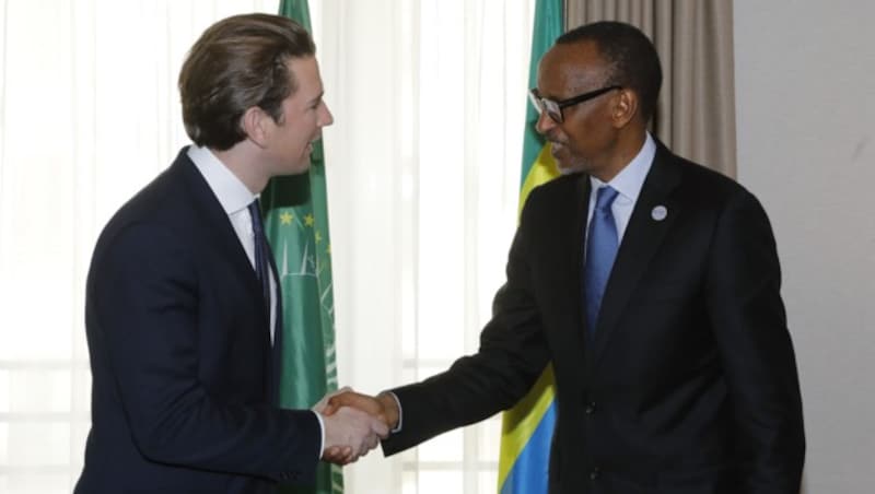 Bundeskanzler Sebastian Kurz und der Präsident von Ruanda, Paul Kagame im Rahmen des Gipfels zum G20-Vertrag mit Afrika Ende Oktober 2018 in Berlin (Bild: BUNDESKANZLERAMT/DRAGAN TATIC)