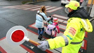 Auch die „Krone“ ist bundesweit als Freund und Förderer der Schülerlotsen-Aktion bekannt. (Bild: APA/Herbert Pfarrhofer)