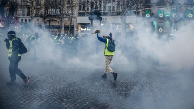 Die Polizei setzte auf den Champs-Elysees wieder Tränengas ein. (Bild: AFP)