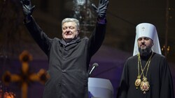 Ein wahlkämpfender Präsident Poroschenko lässt das Oberhaupt der neuen Ukrainisch-Orthodoxen Kirche hochleben. (Bild: AFP)