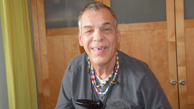 Der 60-jährige Simon aus dem Mühlviertel liebt bunte Ketten (Bild: Diakonie)