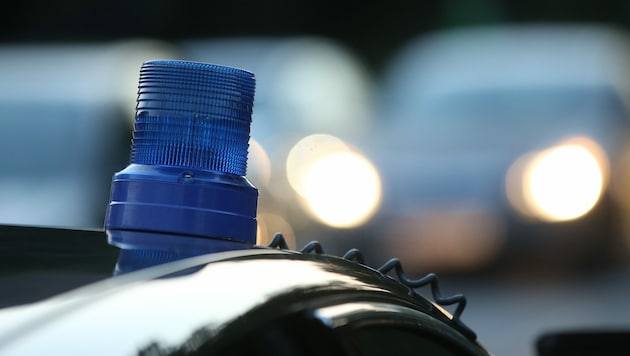 Mit Blaulicht und 160 km/h nahm die Polizei die Verfolgung auf (Bild: KRONEN ZEITUNG)